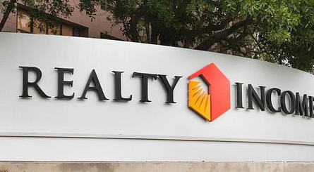 Which would you choose? 🤔👇

$300K real estate rental property?

$300K into $O Realty Income Stock?