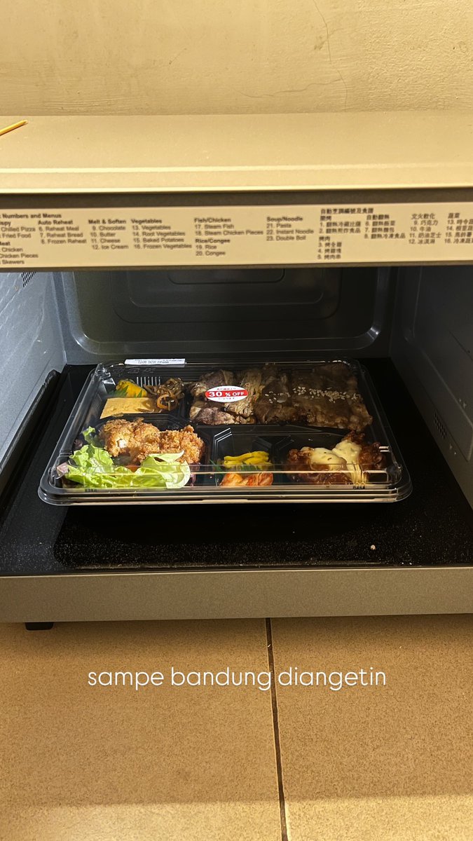 pundingin's tweet photo. Sedangkan untuk yang Panasonic lebih istimewa. Dia satu-satunya brand yang jualan Flatbed Microwave rumahan: jenis tanpa piring putar.

Jadi kalau nganget2in sate dan makanan panjang lainnya, enggak perlu khawatir kepentok pas muter; lha dia gapake muterin makanannya! https://t.co/U3fh097RNi