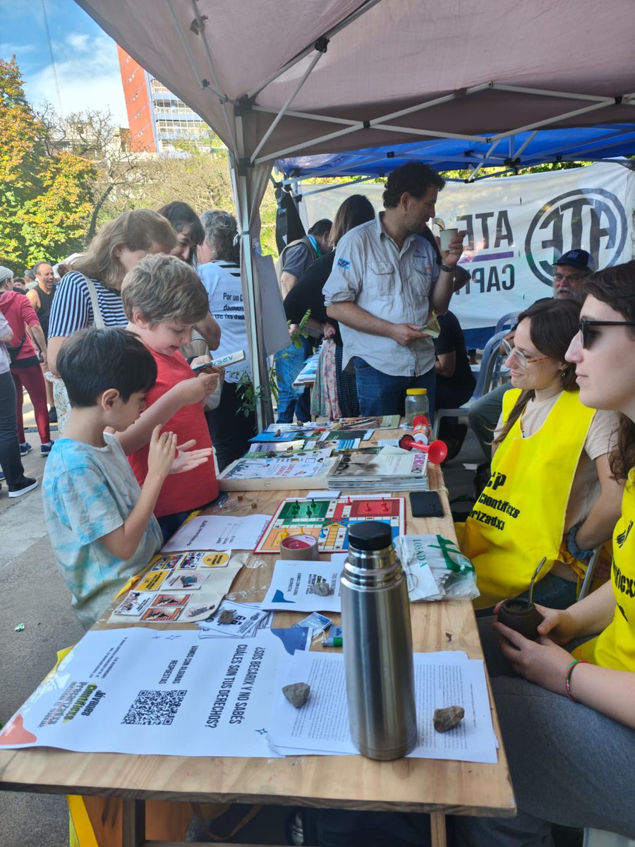 JcpBuenosaires's tweet photo. Estuvimos participando del festival "Ciencia de la A a la Z" en Parque Rivadavia en defensa de la ciencia pública y sus trabajadorxs 💪
Y tuvimos una visita de lujo en nuestro stand. ¡Gracias @aleberco por apoyar nuestra lucha! 💛 #InvestigarEsTrabajar ✊ https://t.co/SWbT29gEvM