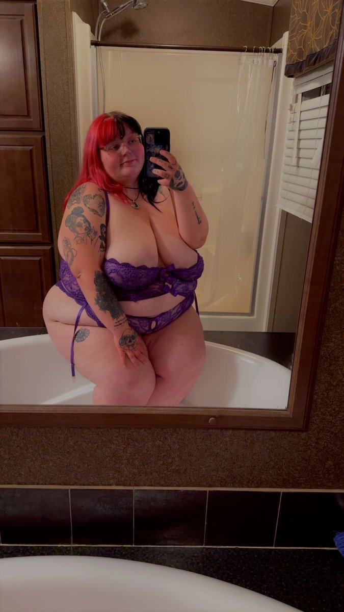 2toneslut's tweet photo. Big mama so horny tonight 🥵💜 https://t.co/bxYiIgqCyY