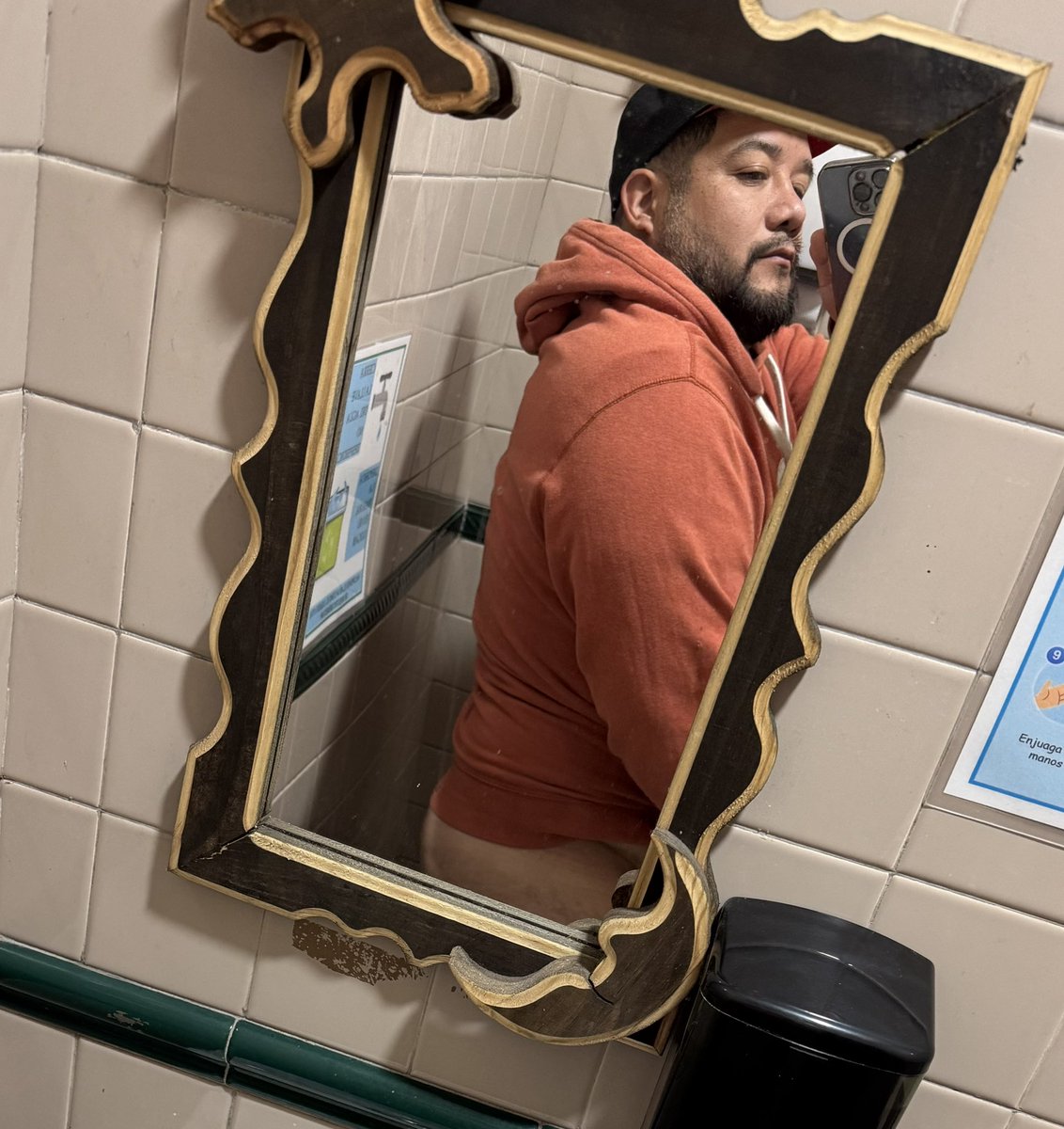 angeldf76's tweet photo. Que no se pierda la bonita costumbre de foto en el espejo del baño público. https://t.co/3HLcfCf3AW