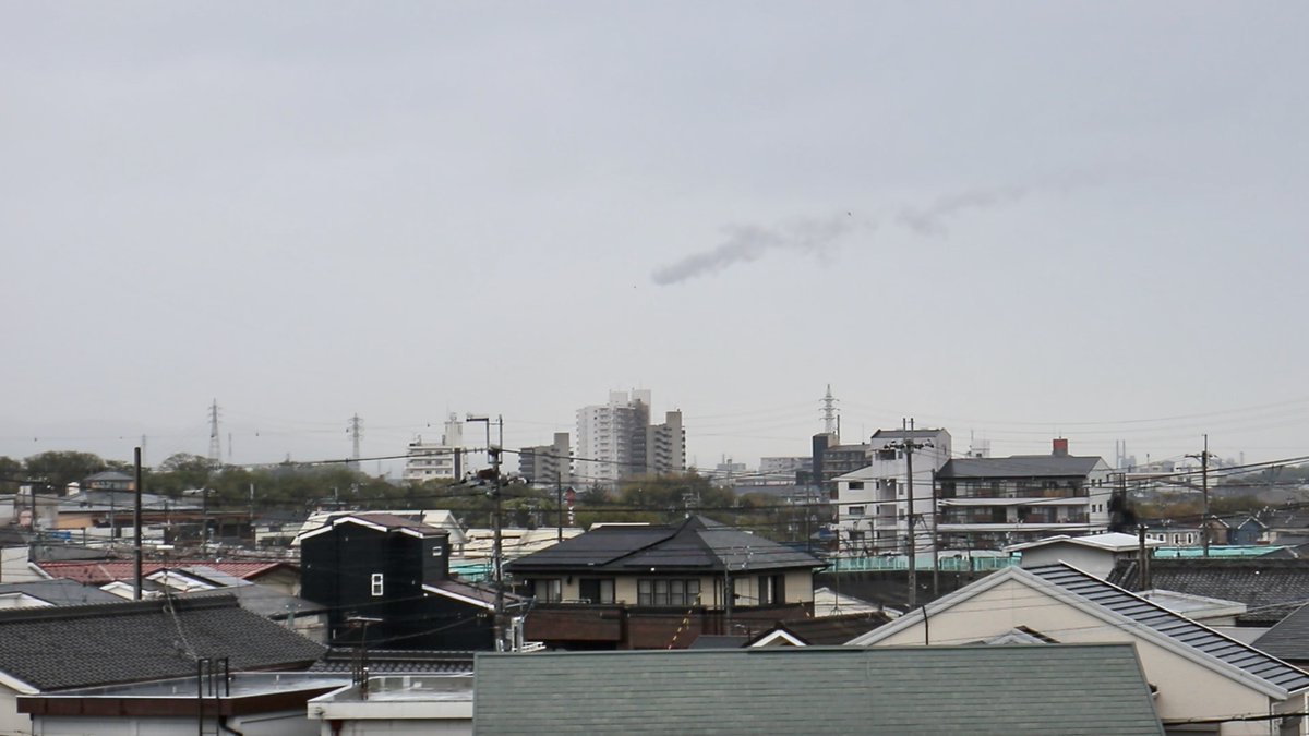 屋上から見てたんだけど…ちょっとだけ見れた。
先に飛んだ３機だったのね。

中止残念です。

 #ブルーインパルス