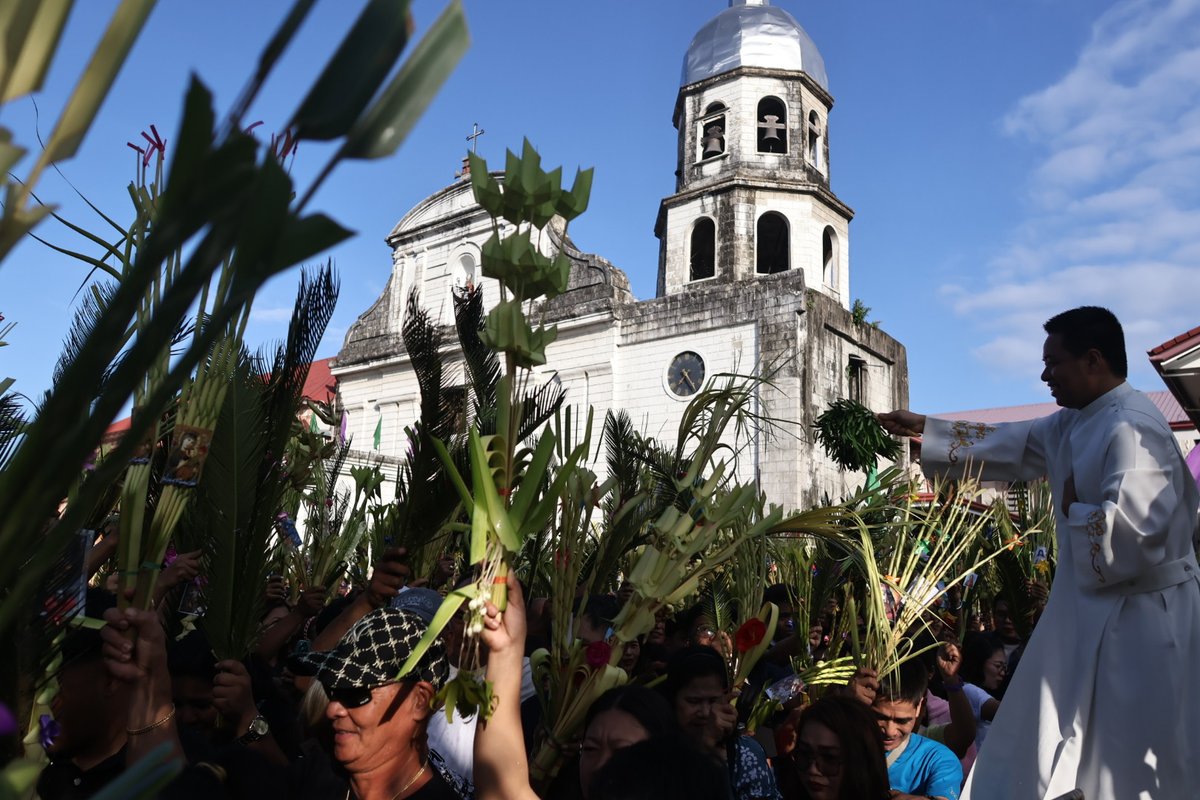 MalateNews's tweet photo. LOOK: Catholics wave their palaspás or blessed palm fronds—at the Saint Agustine Church in Tanza, Cavite on Palm Sunday in commemoration of Christ's entry into Jerusalem, marking the beginning of Holy Week. https://t.co/qZRxmFFASP