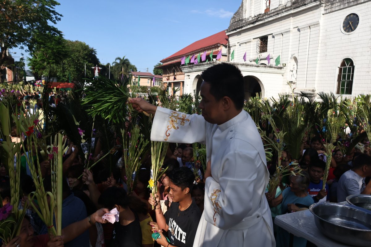 MalateNews's tweet photo. LOOK: Catholics wave their palaspás or blessed palm fronds—at the Saint Agustine Church in Tanza, Cavite on Palm Sunday in commemoration of Christ's entry into Jerusalem, marking the beginning of Holy Week. https://t.co/qZRxmFFASP