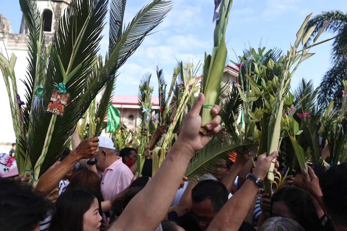 MalateNews's tweet photo. LOOK: Catholics wave their palaspás or blessed palm fronds—at the Saint Agustine Church in Tanza, Cavite on Palm Sunday in commemoration of Christ's entry into Jerusalem, marking the beginning of Holy Week. https://t.co/qZRxmFFASP