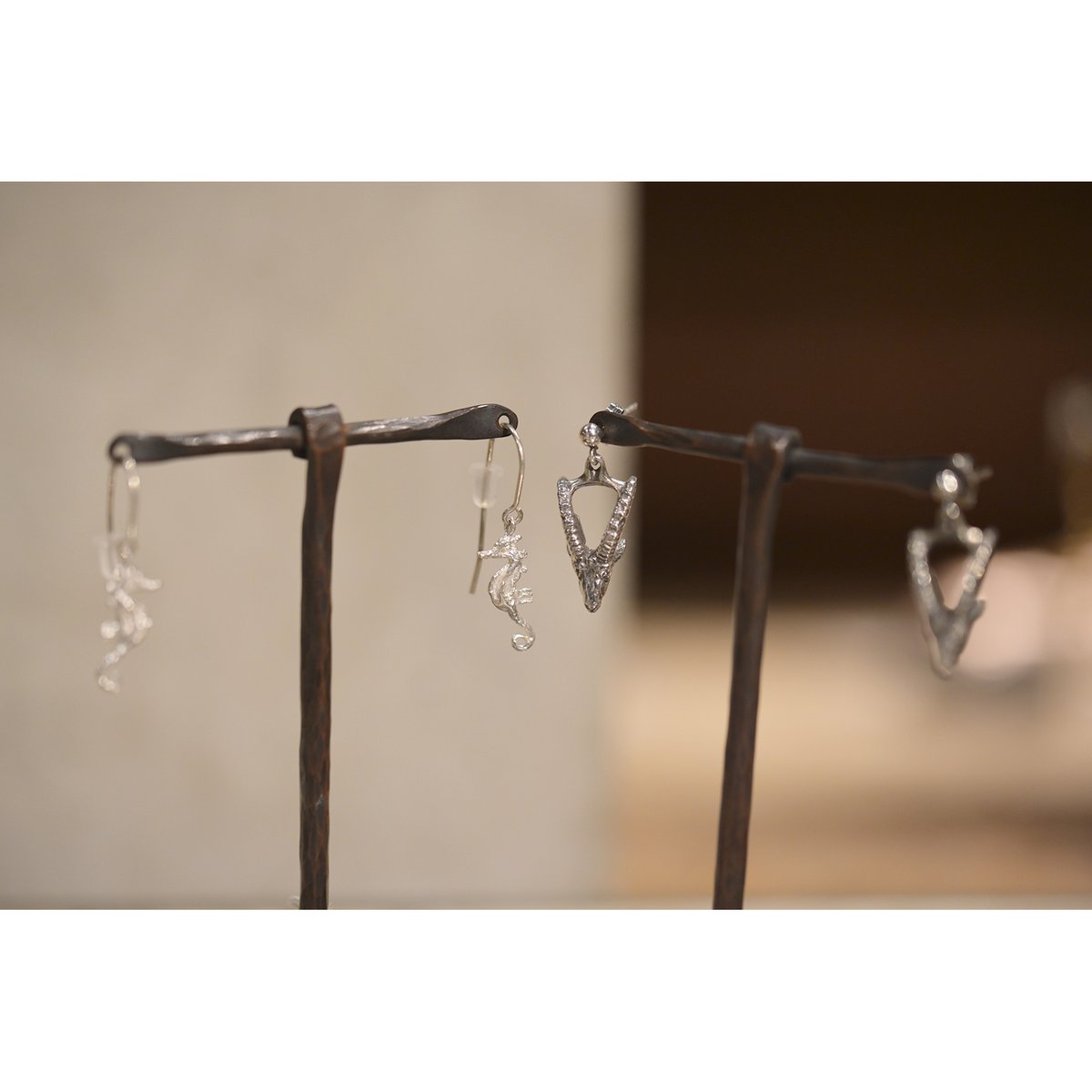 AlpinoGinka's tweet image. PEACE PIECE ANIMALs 最終日 blog.goo.ne.jp/alpinoginkablo… @AlpinoGinkaより 
#ネックレス #necklaces #カミキリムシ #アシナガバチ #ダチョウ #カバ #サイ #シマウマ #ウミガメ #タツノオトシゴ #アイベックス #椅子 #人 #サソリ #装身具 #アクセサリー #さいたま市 #大宮 #ギャラリー