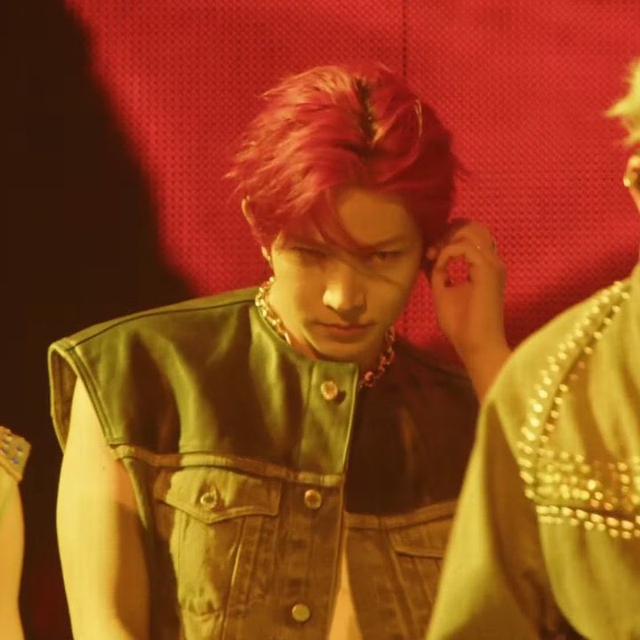 leeheenu's tweet photo. I’m waiting to see ppl asking who is that red hair guy
#HEECHELLA #HEESEUNG #ENHYPEN #CoachellaHeeseungFever #ENCHELLA https://t.co/DdovUyS0cV