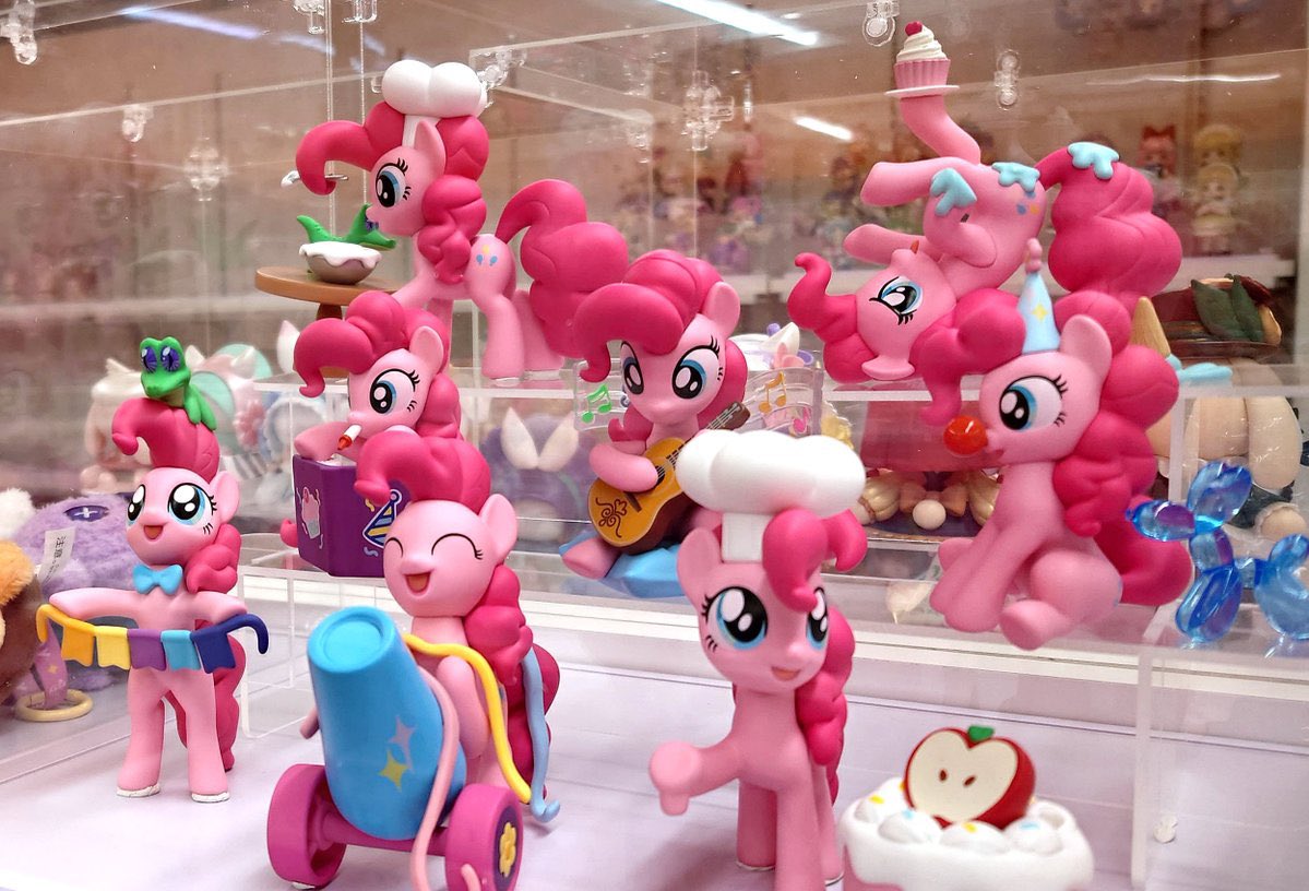 Akihabara I can't believe this place is like my home т_т 
I'm so glad you guys are making a big deal of them in Japan again😭😭