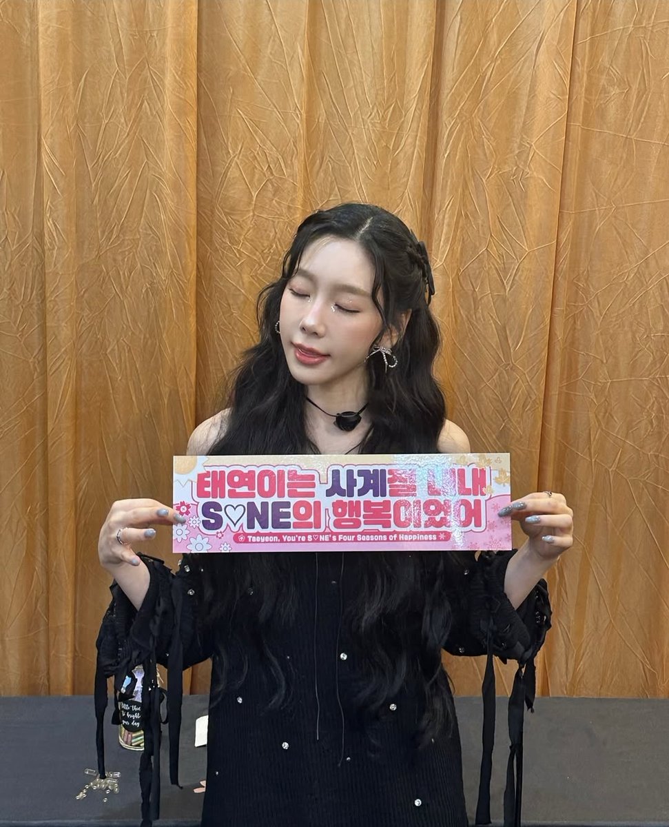 SNSDINAUNION's tweet photo. Taeyeon concert - The TENSE In Jakarta  was a success!

Taeyeon was in her best condition for the 10th Debut Anniversary concert in Jakarta & looked so happy.💜

THANK YOU, SONE! 🙆🏻‍♀️🩷
For your cooperation in making all projects successful for Taeyeon.

#TAEYEON_TheTENSE_in_JAKARTA
