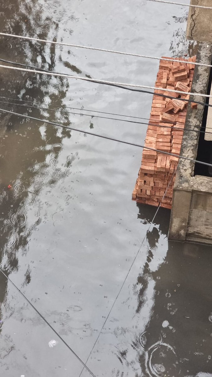 VanshSh2599's tweet photo. Wow! Welcome to Venice 2.0 – but instead of romantic blue canals, we have nala ka ganda pani flowing through the streets of Aloo Godam, Athgaon, Guwahati. The drains here haven’t been cleaned in over a year, and today the entire road got flooded. Again. https://t.co/0nWuYlItWu