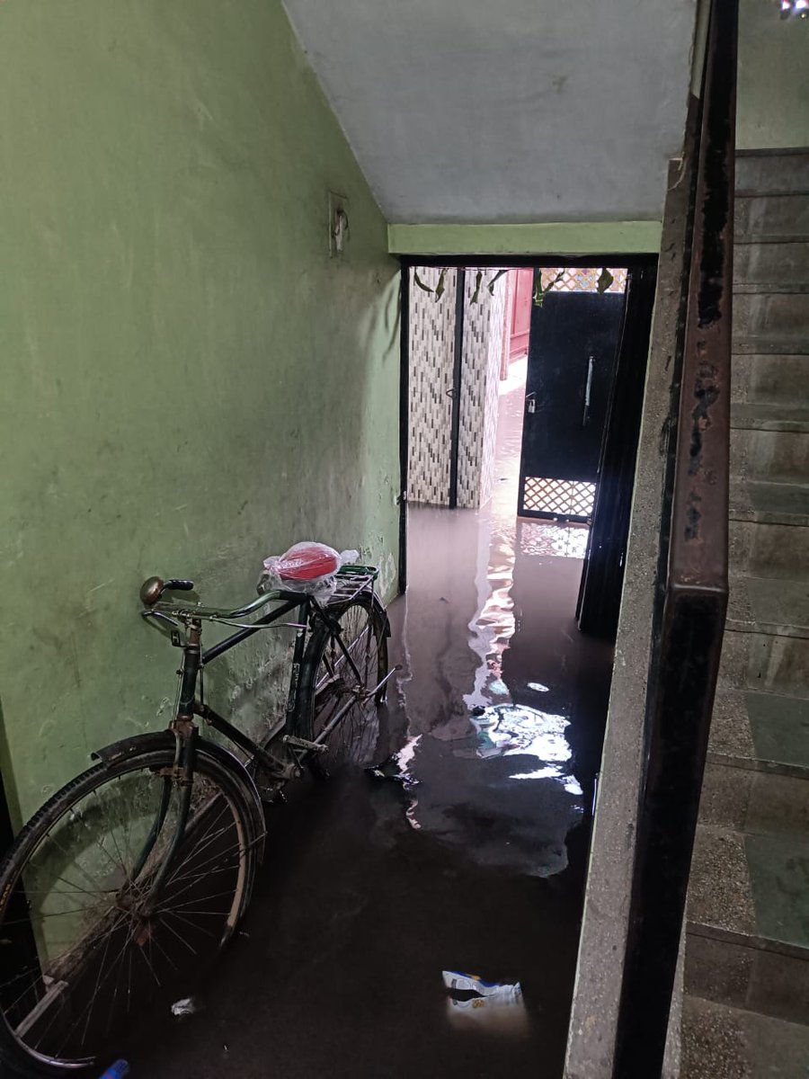 VanshSh2599's tweet photo. Wow! Welcome to Venice 2.0 – but instead of romantic blue canals, we have nala ka ganda pani flowing through the streets of Aloo Godam, Athgaon, Guwahati. The drains here haven’t been cleaned in over a year, and today the entire road got flooded. Again. https://t.co/0nWuYlItWu