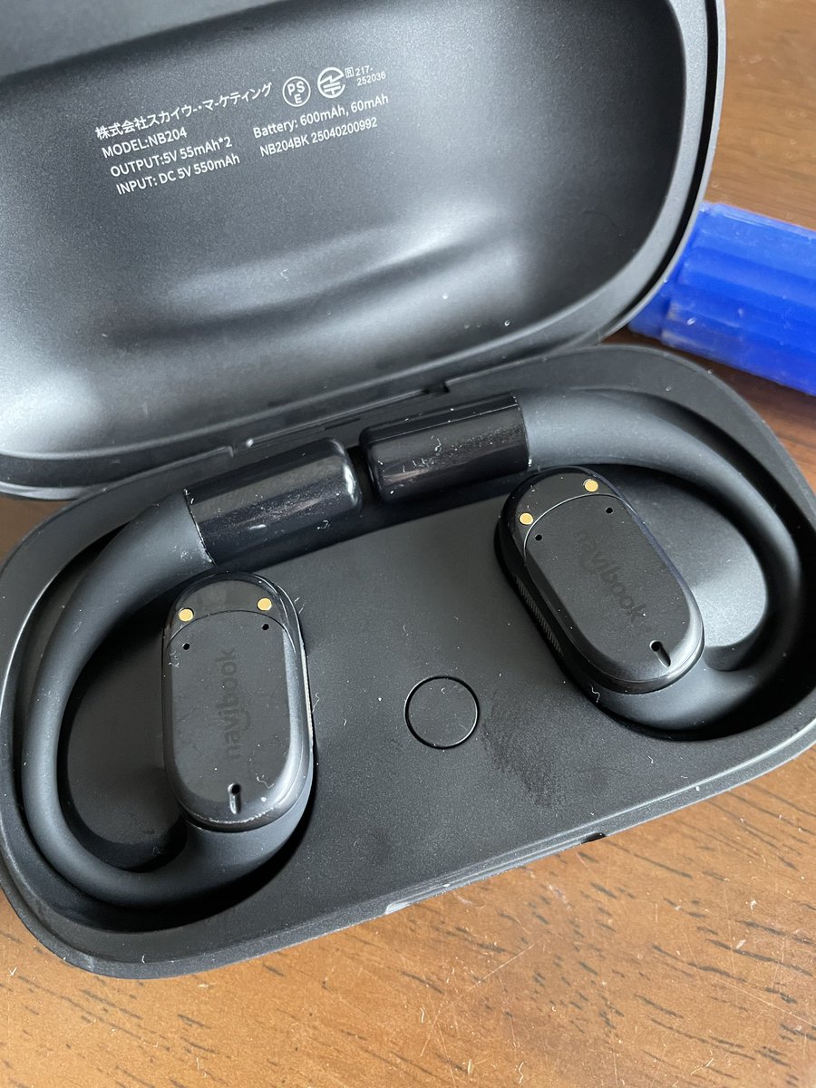 onigili_org's tweet photo. Navibook AI Pro 開封
感じたことを徒然

・ポーチ付いてない
・意外とデカい
・マルチポイント接続不可
　ﾍﾟｱﾘﾝｸﾞ解除→再ﾍﾟｱ
・イヤホン音質は悪くない
・着け心地はとても良い
・テレビの音は全く拾わない
・スピーカーに近づけると出演者の声だけ途切れ途切れに拾う https://t.co/wiBHaM4ydI