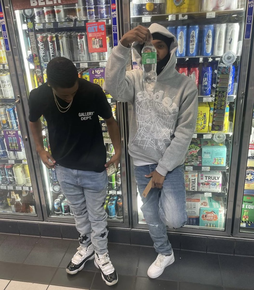 yvngquervo's tweet photo. Js took sum flicks. Lmk if yaw fw dem. 👀✊🏿#YBGQUERVO #FreeRico #FreemyUncle #Thewinningteam https://t.co/8lbcTxylii