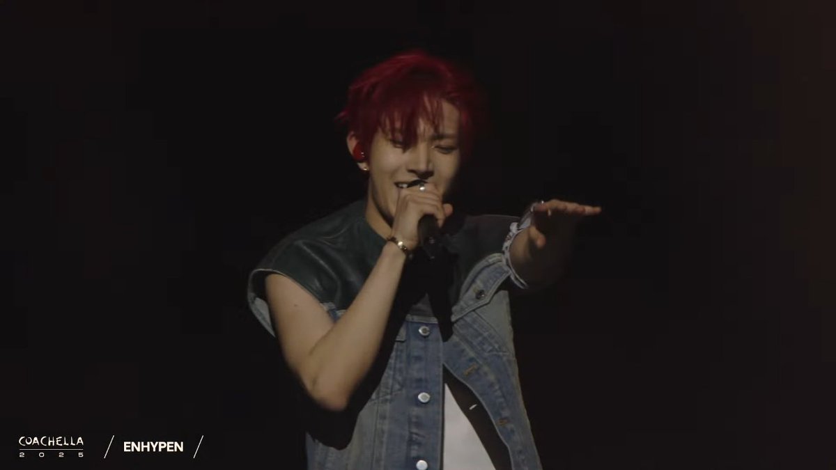 hourlylhs's tweet image. LOOK AT HIM

HEESEUNG IGNITES COACHELLA
#CoachellaHeeseungFever
#ENCHELLA #ENHYPEN #COACHELLA2025