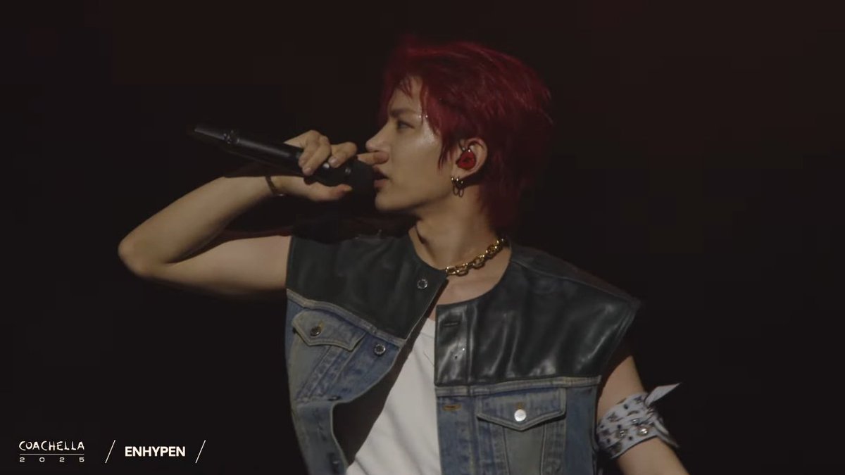 hourlylhs's tweet image. LOOK AT HIM

HEESEUNG IGNITES COACHELLA
#CoachellaHeeseungFever
#ENCHELLA #ENHYPEN #COACHELLA2025