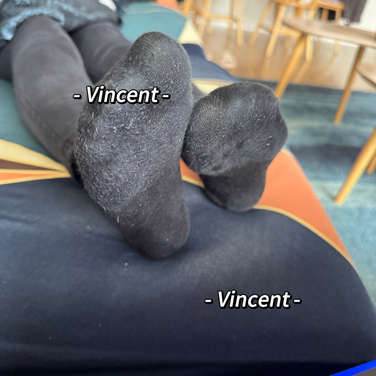 AKAVincentCc's tweet image. 姐姐来家玩，趁她打电话的功夫偷拍两张，看的太硬了妈的好想闻