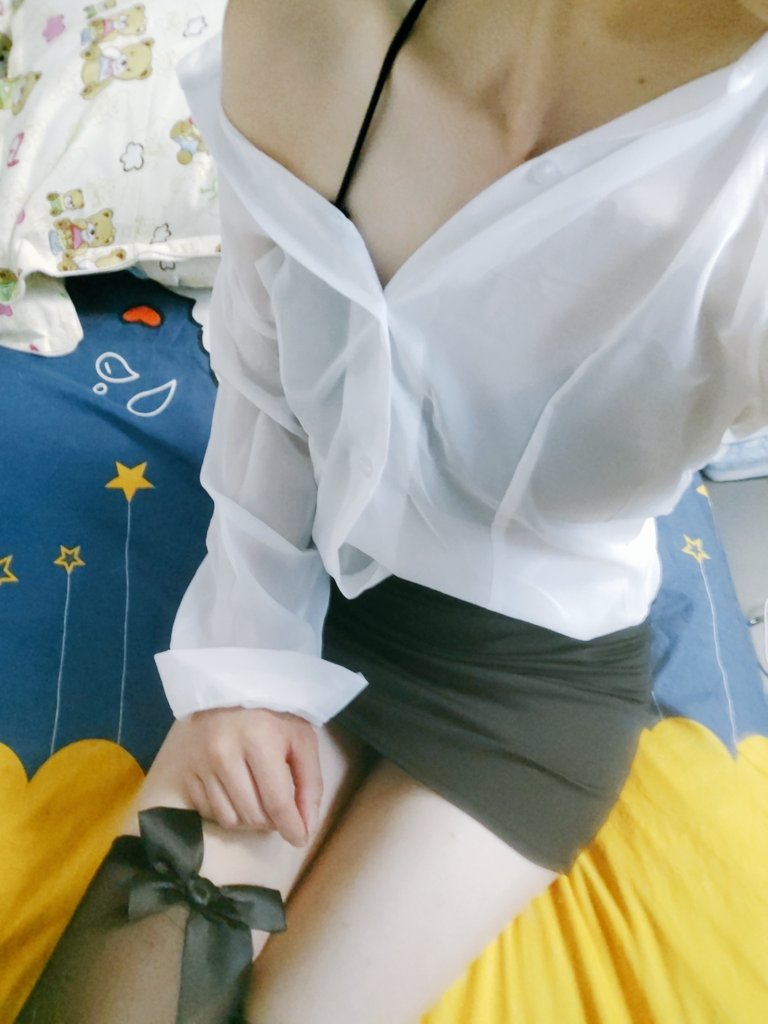 ♡

500粉達成 找數🥰

白襯衫黑短裙+黑絲🥰
呢套衫我都幾中意😆唔止影左一張哦😛

“稍後可能會加碼PO埋其他😆“
比我忙完先😆多謝支持😘

#852hkgirl #黑絲長腿
 #腿控 #鎖骨 #吊帶 #OLlook