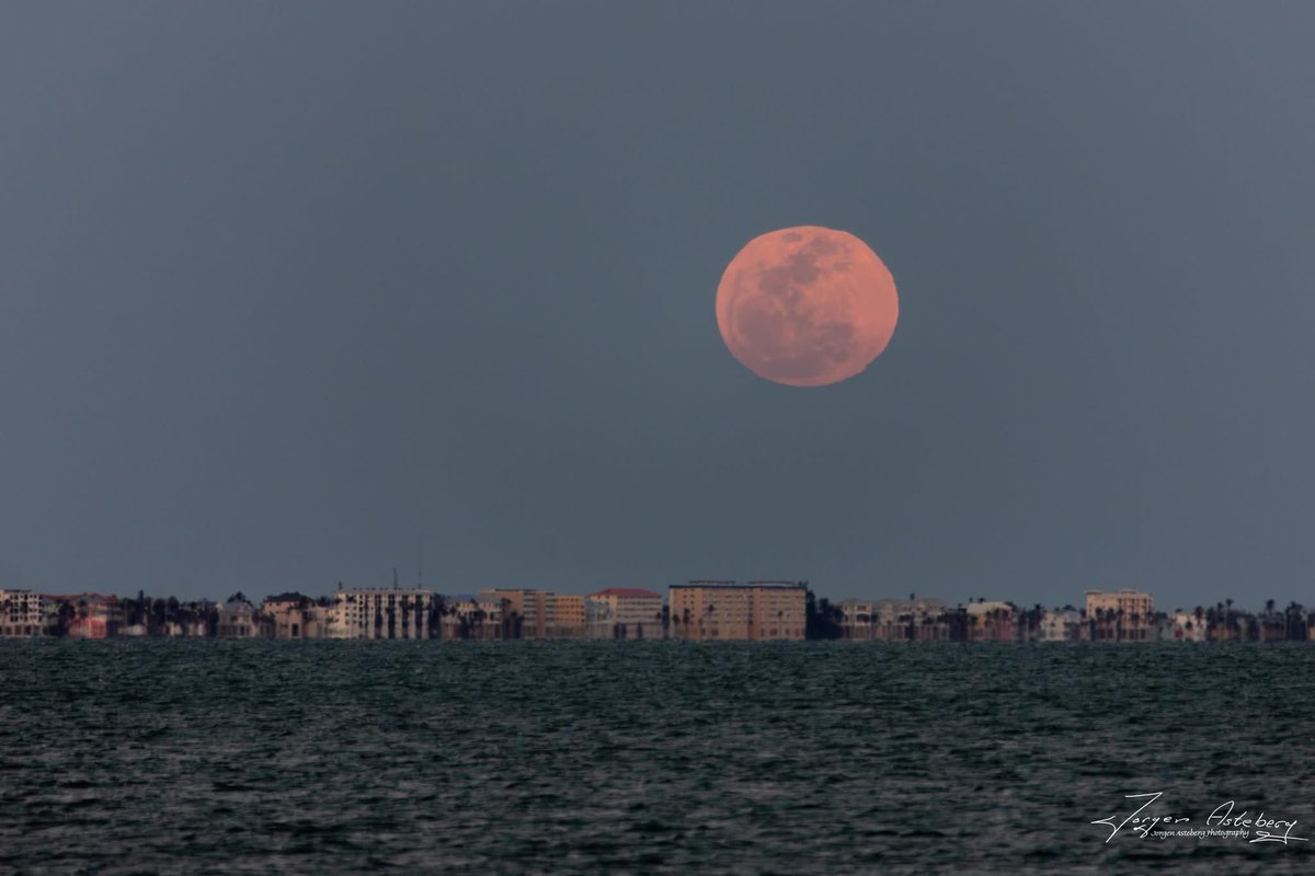The full moon (Pink Moon) rising. This is the smallest full moon for the year. From Lighthouse beach, Sanibel Island. <a href="/MattDevittWX/">Matt Devitt</a>