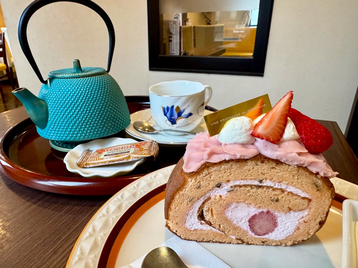 104katsuT's tweet photo. 今日は喫茶店の日☕️
Brown Beansさんの
南部鉄コーヒーと
桜ロールケーキ🌸🍓
#BrownBeans https://t.co/KRS2XCSqZG