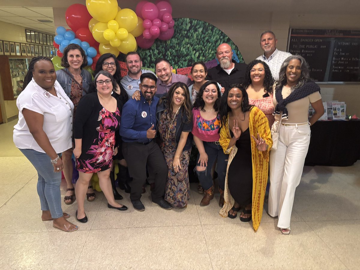 Byronica's tweet photo. Heights Bulldog Bash! Awesome event hosted by @Heights_PTO . It was great to see so many committed to ensuring @ghostofheights remains a premier high school. https://t.co/4Hz4UEihhg