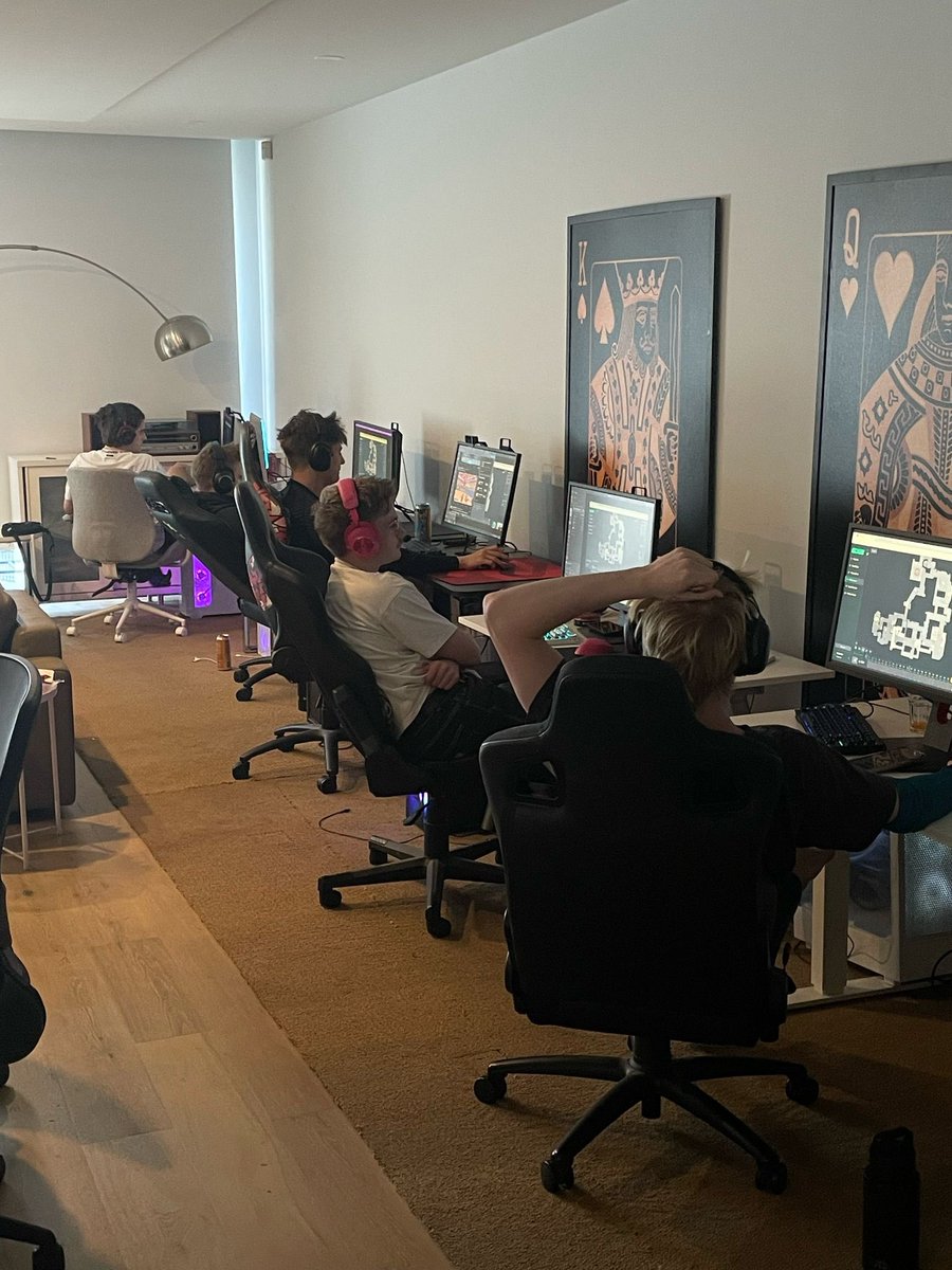 The lads are settling in for a few warmup laps around the park before we kick off our run in the Austin Major OCE/SEA Qualifier later this week - 

Let us know what your Sunday gaming session looks like down below! 📸 ⤵️