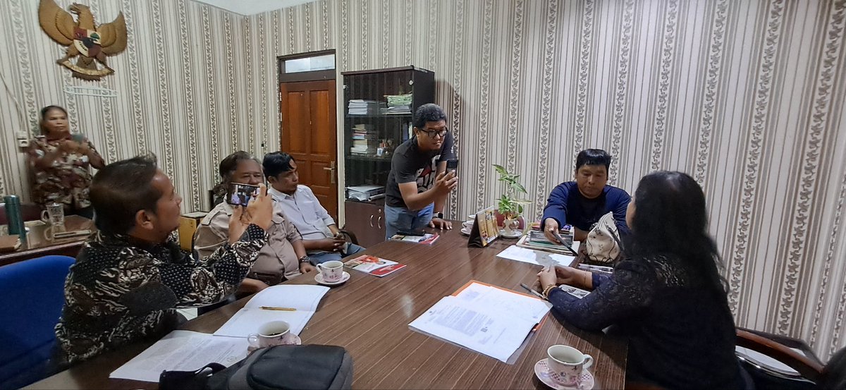 TPP EKS CALEG TIDAK MELANGGAR ATURAN
ANDA PAKSA MUNDUR
ANDA YANG SUDAH TERBUKTI MELANGGAR ATURAN DENGAN CAWE CAWE KOK TIDAK MAU MUNDUR. 

#PendampingDesaMenuntutKeadilan