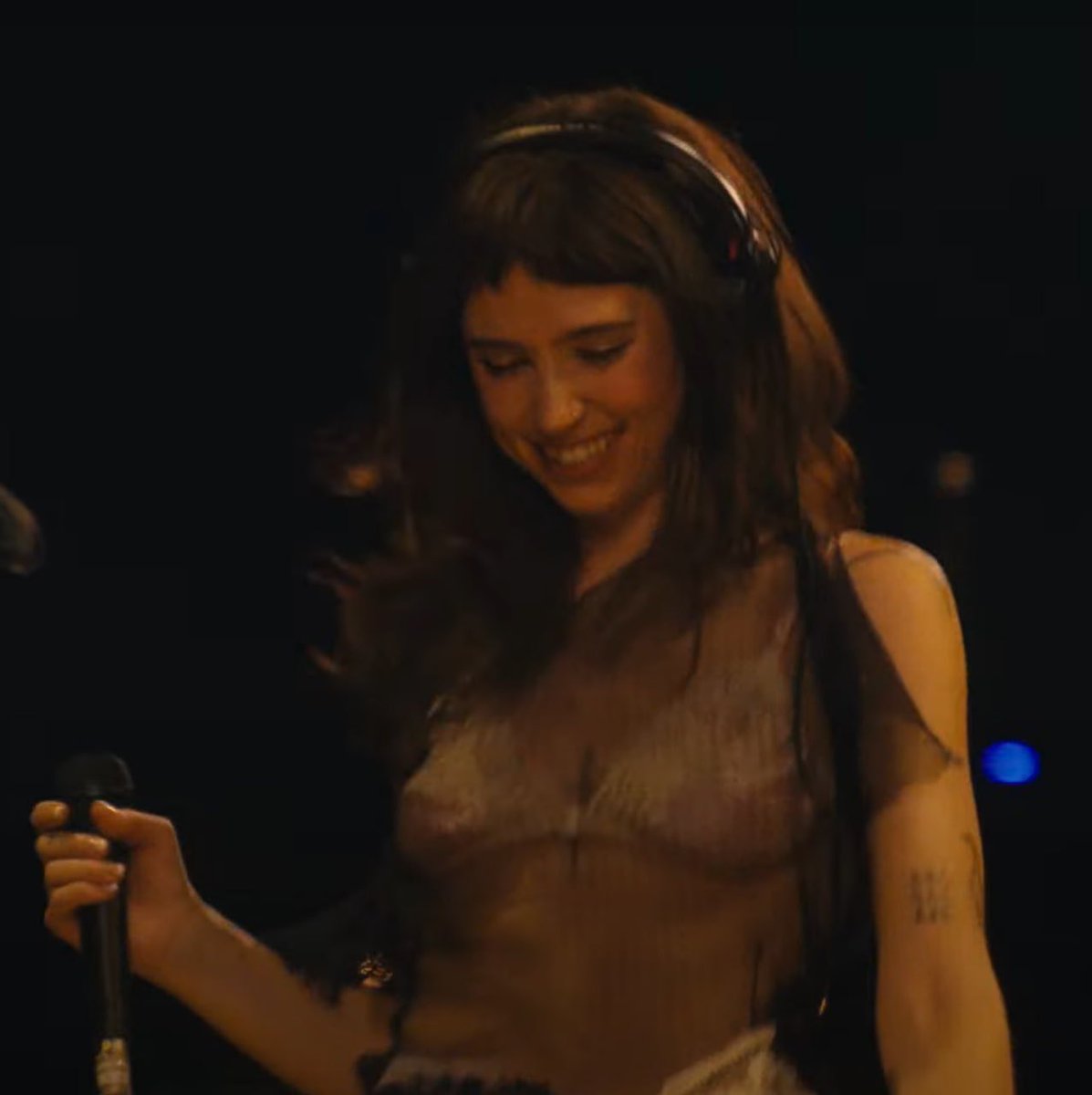 raspberhrriies's tweet photo. clairo charming the crowd at coachella https://t.co/d8sdVr3LOY