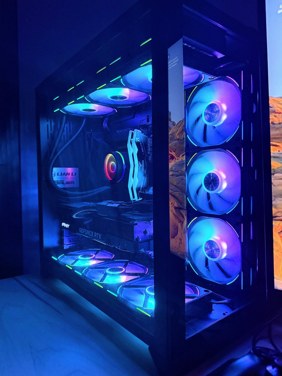 Mi pc cumple este mes 2 años.

Me flipa jugar, pero reconozco que esto fue una calentada.

Torre + Monitor + Teclado/Ratón me costaron 2900€.

Es un señor PC, pero ya os digo yo que nunca más 🙅✅😂

Algún calentad@ más en la sala?