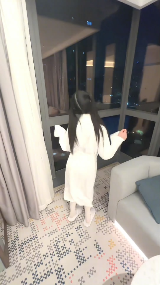 昨晚被拽双马尾看夜景，然后就到了今天中午，好累哦！