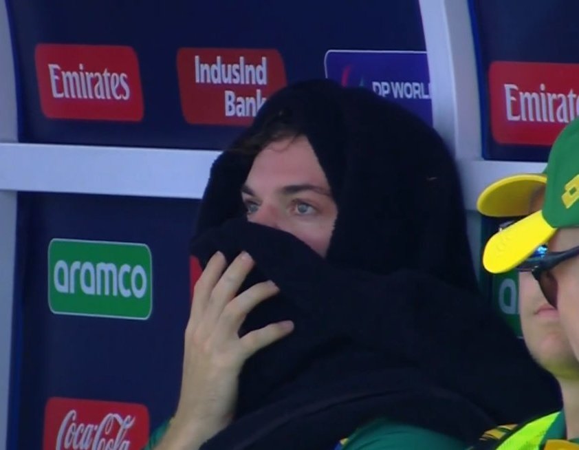 Wtf is peepoye doing man 😂 

40 saal ka buddha 23 saal ki ladki pe videos bana raha hai. And not even getting 5% of views of rebel kids. At this point that retard man is trying too hard!!!