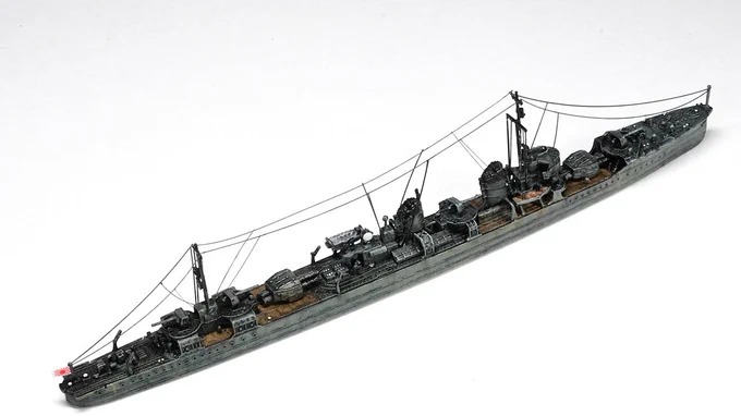 ヤマシタホビー 1/700 睦月 完成 です。空中線だけ伸ばしランナーで追加しました。対空砲があんまり無い頃の駆逐艦、もしかすると結構渋くて好きかもん 