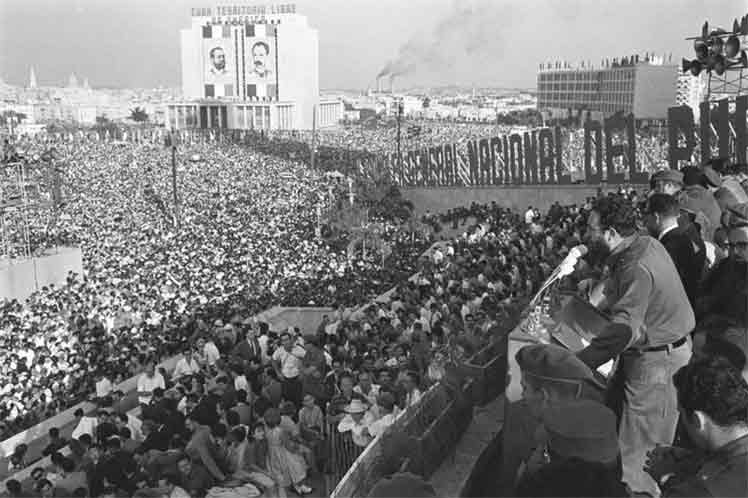 #FidelPorSiempre nos enseñó que ser cubano es no rendirse jamás."  
En cada logro de la Revolución, ahí está su ejemplo. ¡Seguimos su luz! 
#Cuba