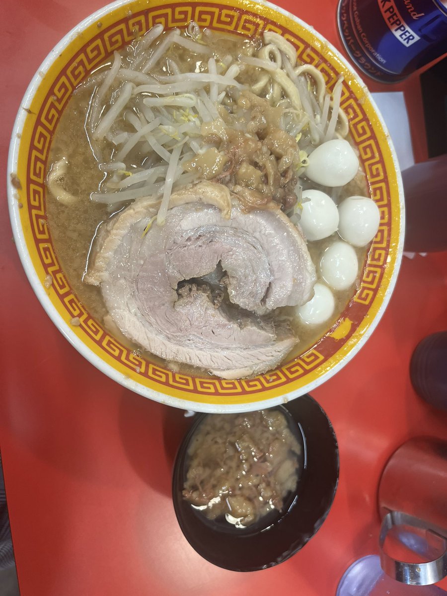 新橋　エドモンド
開店30分前に行ったのに、先に９人ぐらい並んでた。豚はめちゃ美味い。麺は小麦感強い。好き嫌いめっちゃ分かれると思う。
野菜はクタクタ。