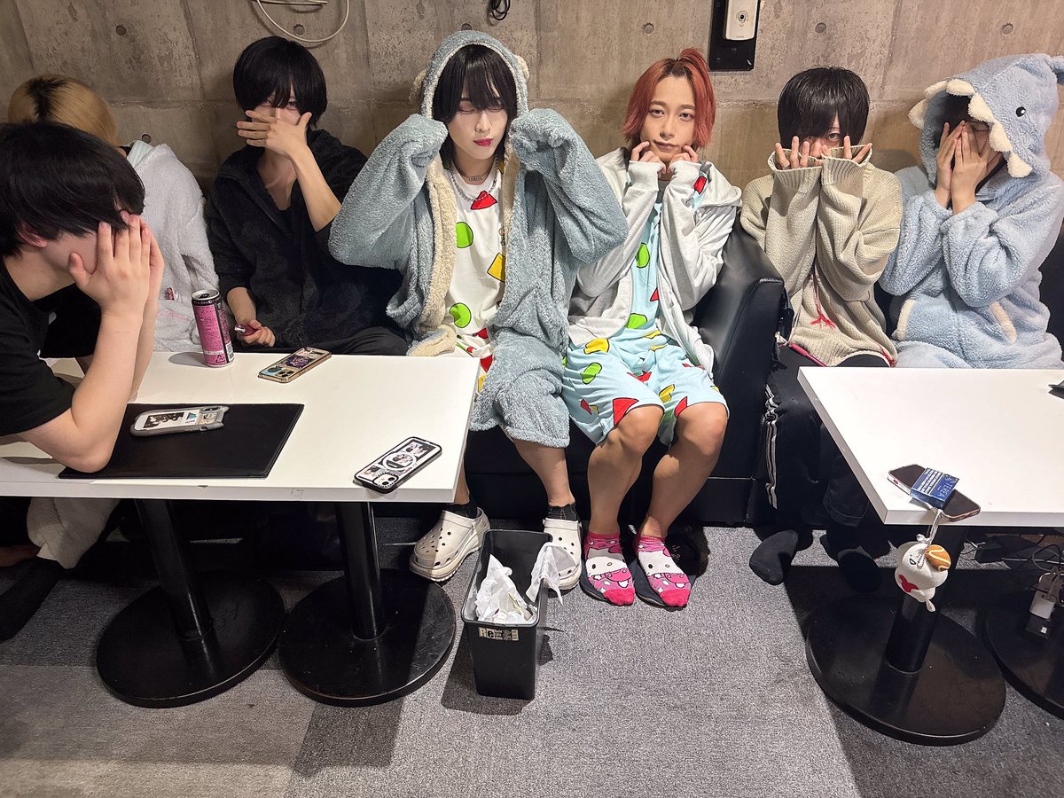 BLACKCATCAFE221's tweet photo. パジャマ！！！！！！！！！！

ちゅーや@neko_osakana777
らむ@_ramu_neko_
こあ@kuro_ne_coer
おとなしそう@bc_sou
ひじき@HiJi_cat
りょう@hijiyada02
つばさ@blackcat_tbs
みやせ @BLACKCAT_miyase 
きりと@kirito_403
りゅう@ftmmosr https://t.co/OKmgio8vZO