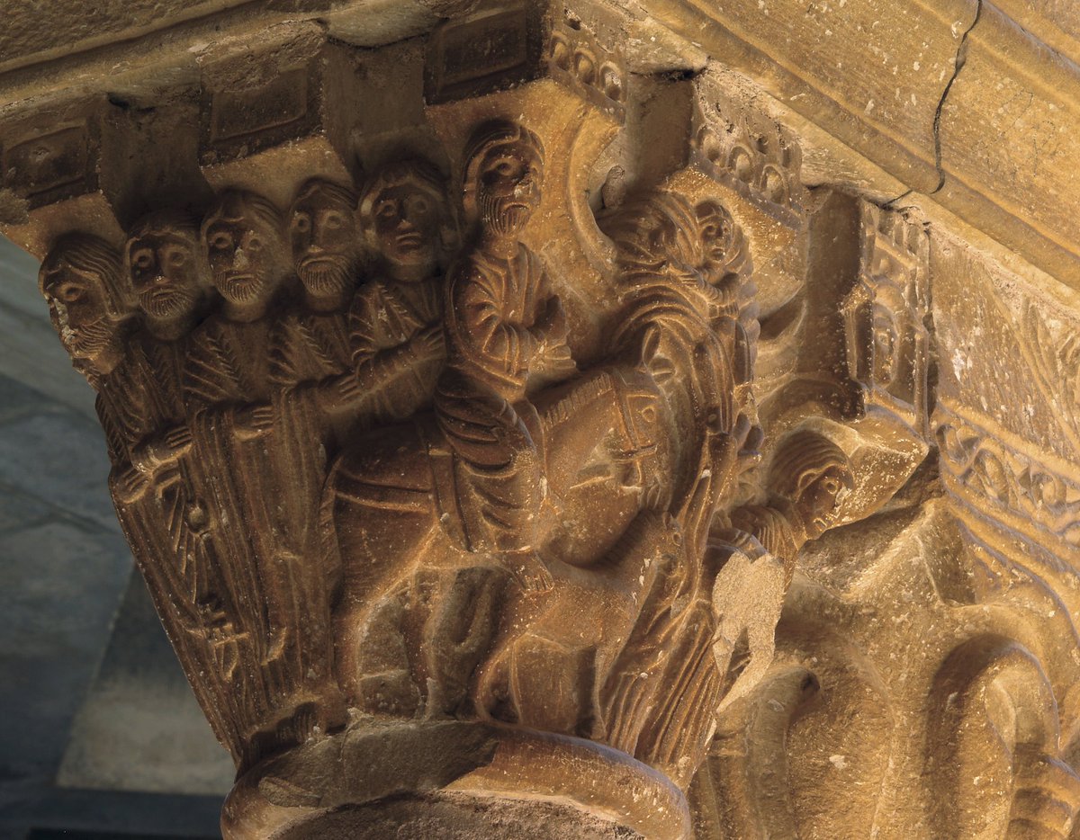 Diumenge de Rams: Jesús entra a Jerusalem damunt d’un ase, aclamat amb rams i mantells. Al capitell de Santa Maria de l’Estany hi veiem l’escena, amb els deixebles al seu costat. Una imatge que anuncia l’inici de la Setmana Santa. 🌿🕊️✝️