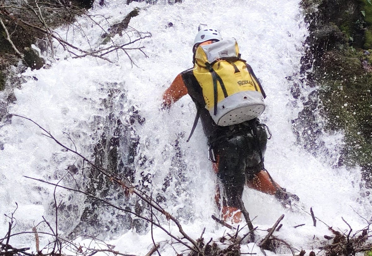 VacunHenrik's tweet photo. Descubriendo el "nuevo" deporte. El treking akuatiko. Konsiste de remontar un río kontra la korriente. Potenziaaaa total 💪🏼 !!! https://t.co/BRhOXDpynK