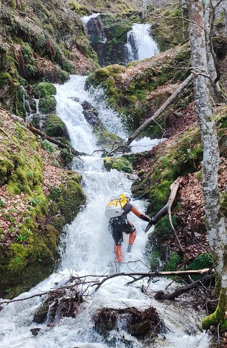 VacunHenrik's tweet photo. Descubriendo el "nuevo" deporte. El treking akuatiko. Konsiste de remontar un río kontra la korriente. Potenziaaaa total 💪🏼 !!! https://t.co/BRhOXDpynK