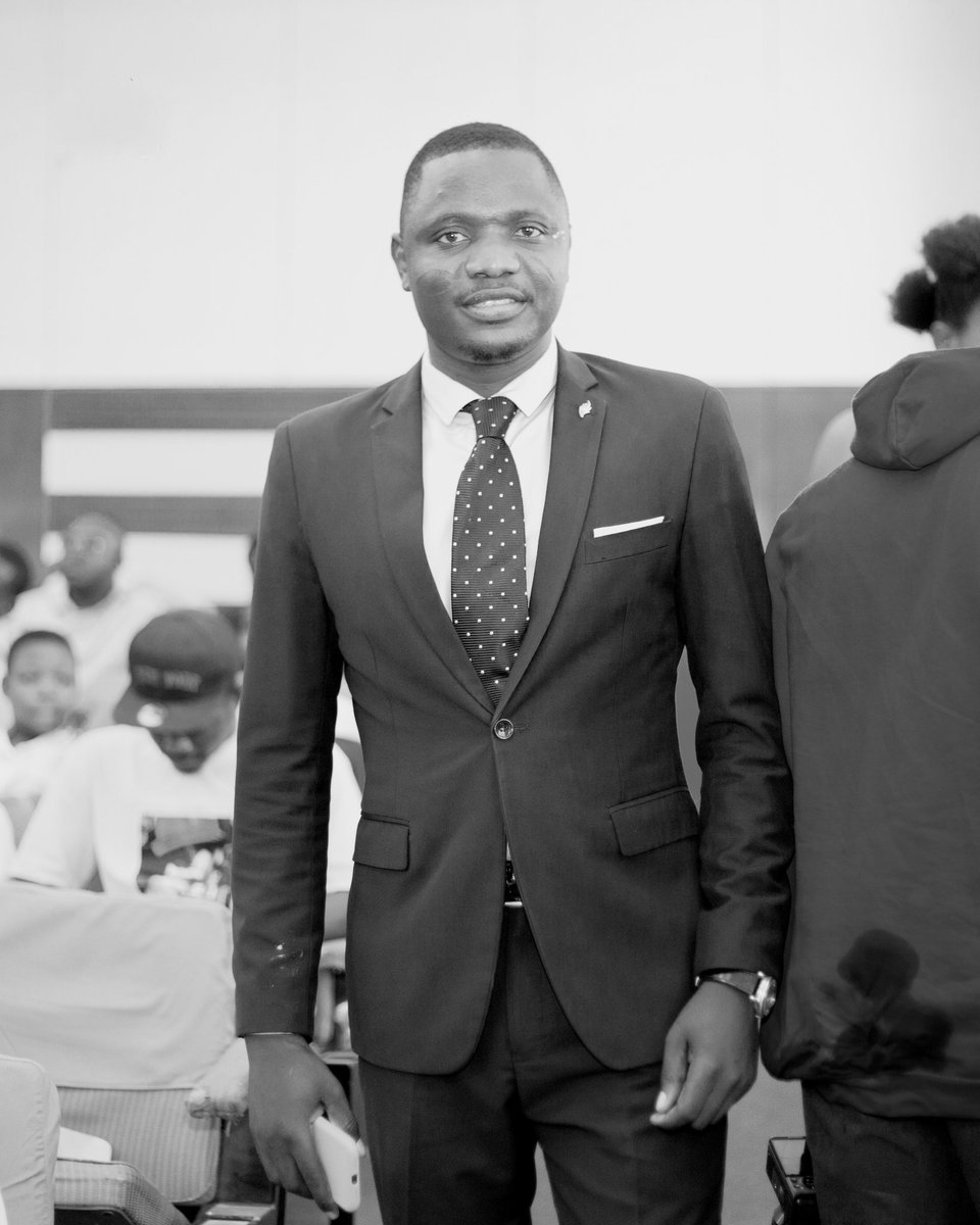 PolongaPyabalo's tweet photo. Est-ce vrai qu’on se ressemble ?
Est-ce vrai qu’on a la même carrure ?
Est-ce vrai que je suis le reflet de son Excellence @FEGnassingbe ?

Un Président, un modèle, le charisme en personne ! https://t.co/729WQx3L88
