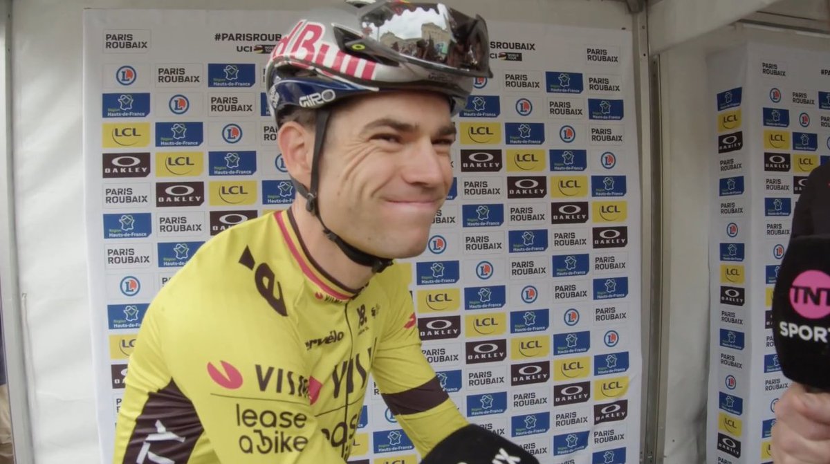 DanDeakins's tweet photo. Matt: "Where do you think the difference will be made today?" 
Wout: "Probably on the cobbles" https://t.co/2tlsbbPSNI