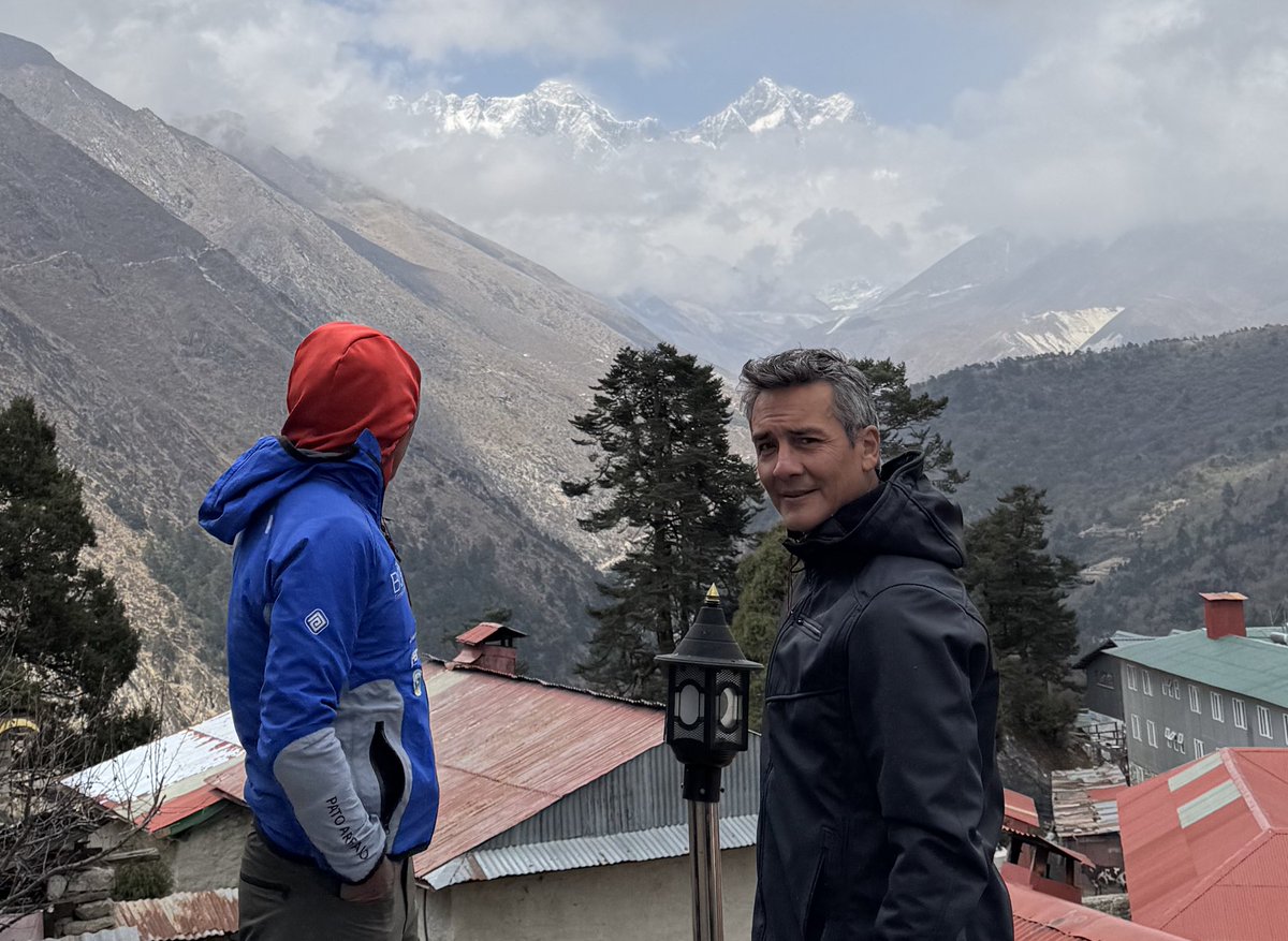 Frente a nosotros.
#EverestConA se deja ver por primera vez en 8 días de recorrido.
🥹🥹 Conmovedor momento junto a <a href="/Patoarevalo1984/">Pato Arévalo</a> 
Aún estamos tan lejos del objetivo, pero ya estamos absolutamente agradecidos.
Buenos días ☀️ Ecuador 🇪🇨