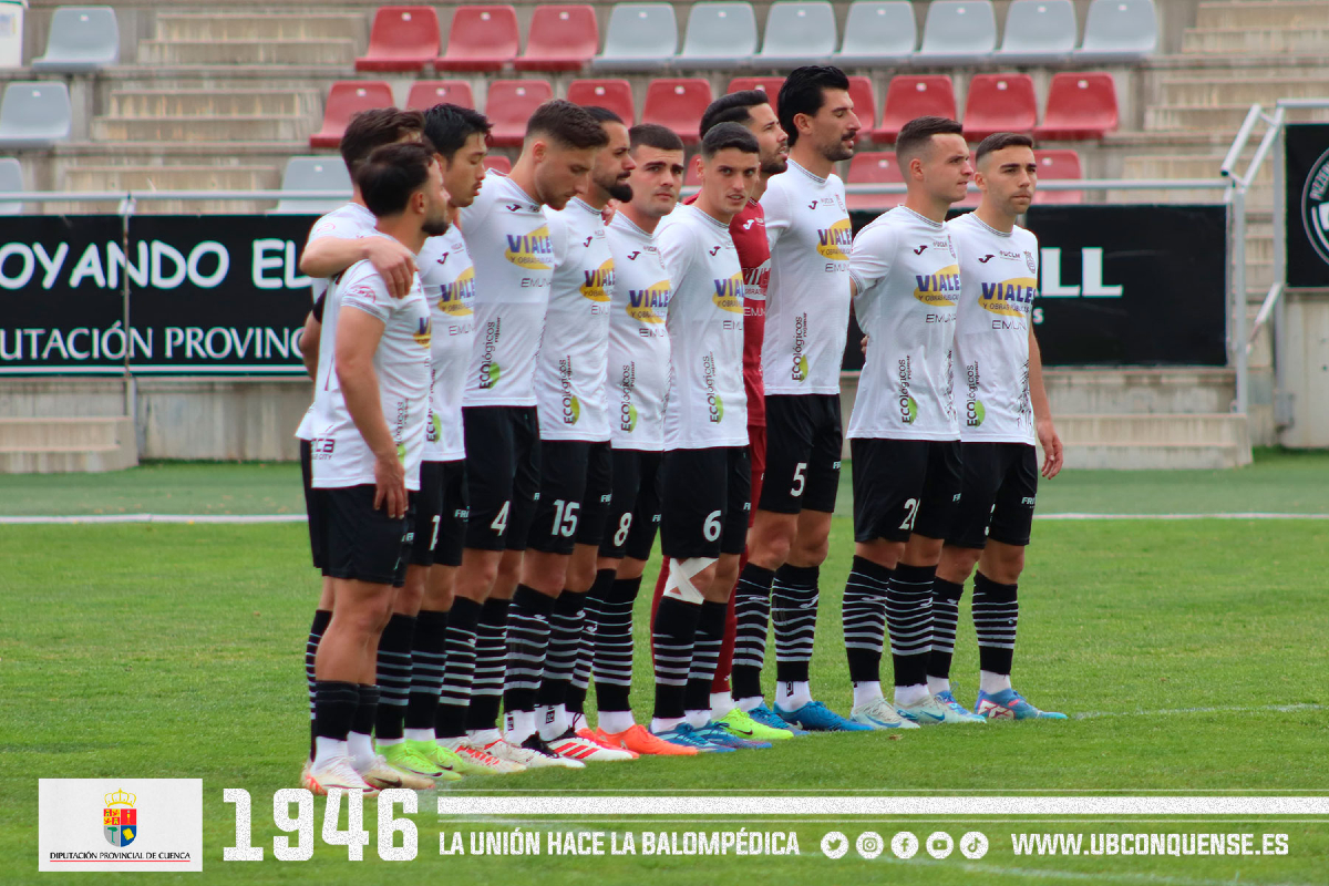 UBConquense's tweet photo. 📢 #UBConquense❗

En los minutos previos al encuentro de ayer, se guardó un minuto de silencio en memoria de Don Rafael Ladrón de Guevara Cañas, antiguo colaborador del club y la voz de La Fuensanta durante muchos años. D.E.P.

#UniónBalompédica ⚪⚫ https://t.co/K9tKoFgys0