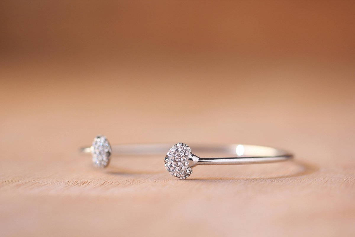 MarlaWinfr20867's tweet photo. signifie moins d'imperfections. La coupe influence également l'éclat du diamant. Une coupe bien exécutée maximise sa brillance. 

 #diamants  #Bijoux #Carat #Clarté #coupedefrance https://t.co/LEGDX2lGr5