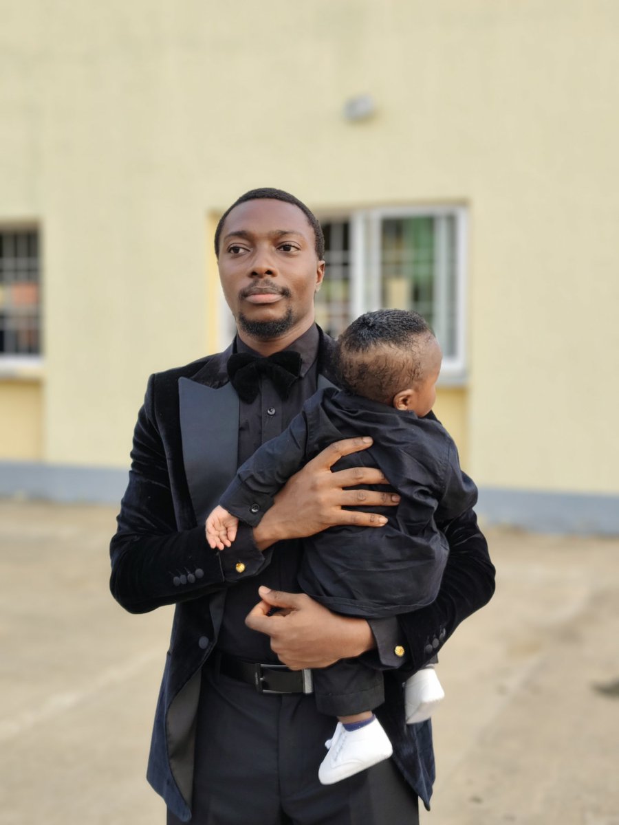 Senior Man (The Photographer) tweet media