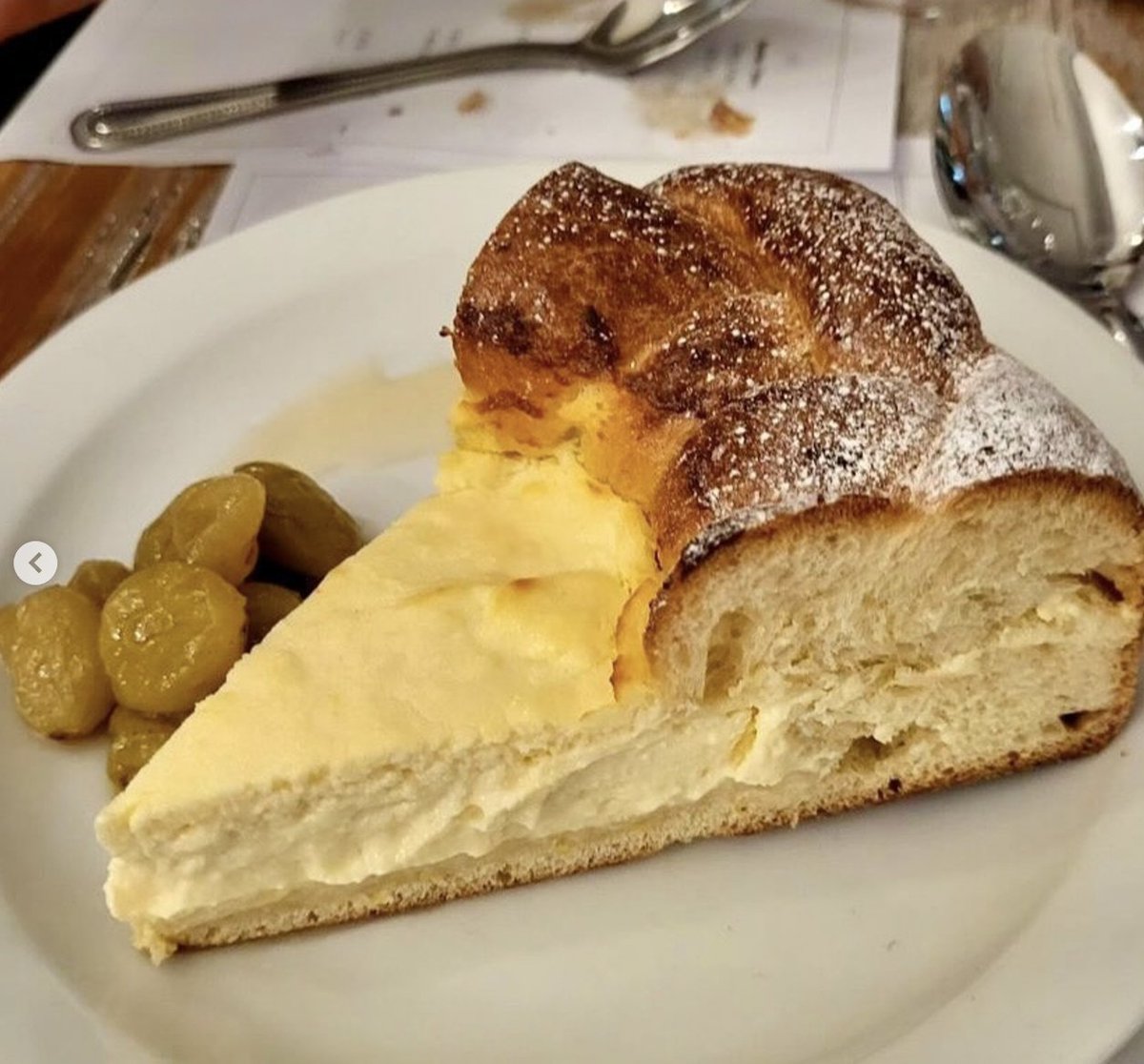 No other dish in Eastern Europe rivals Romanian Pască. This rich brioche is filled with a blend of curd cheese, sugar, eggs and sultanas. In my family, we celebrate the arrival of Easter with a slice of Pască at midnight. Recipe here: irinageorgescu.substack.com/p/romanian-pas…