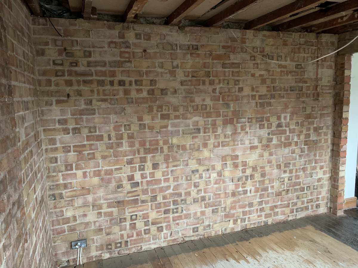 AAidanager's tweet photo. Fresh cleaned down wall to start dot and dabbing on in trying to get this bedroom put back together. #plastering #plasterer #qualified #quality #leicestershire #tradesman #property #maintenance #renovations #restorationwork #allworkundertaken #anotherdollar #selfie #picture #team https://t.co/0dYSJloL7R