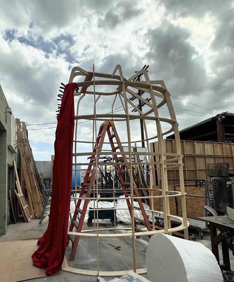 GagassipFrance's tweet photo. La robe de Lady Gaga pour la première partie de son concert à Coachella a nécessité plus de trois semaines de travail et une structure en bois, une cage en acier et plus de 270 mètres de tissu de rideau de théâtre ignifuge. 
Design: Samuel Lewis
Réalisation: Athena Lawton https://t.co/Cwtqj5AKAF