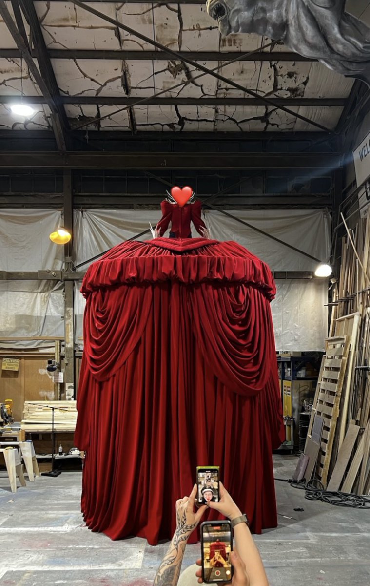 GagassipFrance's tweet photo. La robe de Lady Gaga pour la première partie de son concert à Coachella a nécessité plus de trois semaines de travail et une structure en bois, une cage en acier et plus de 270 mètres de tissu de rideau de théâtre ignifuge. 
Design: Samuel Lewis
Réalisation: Athena Lawton https://t.co/Cwtqj5AKAF