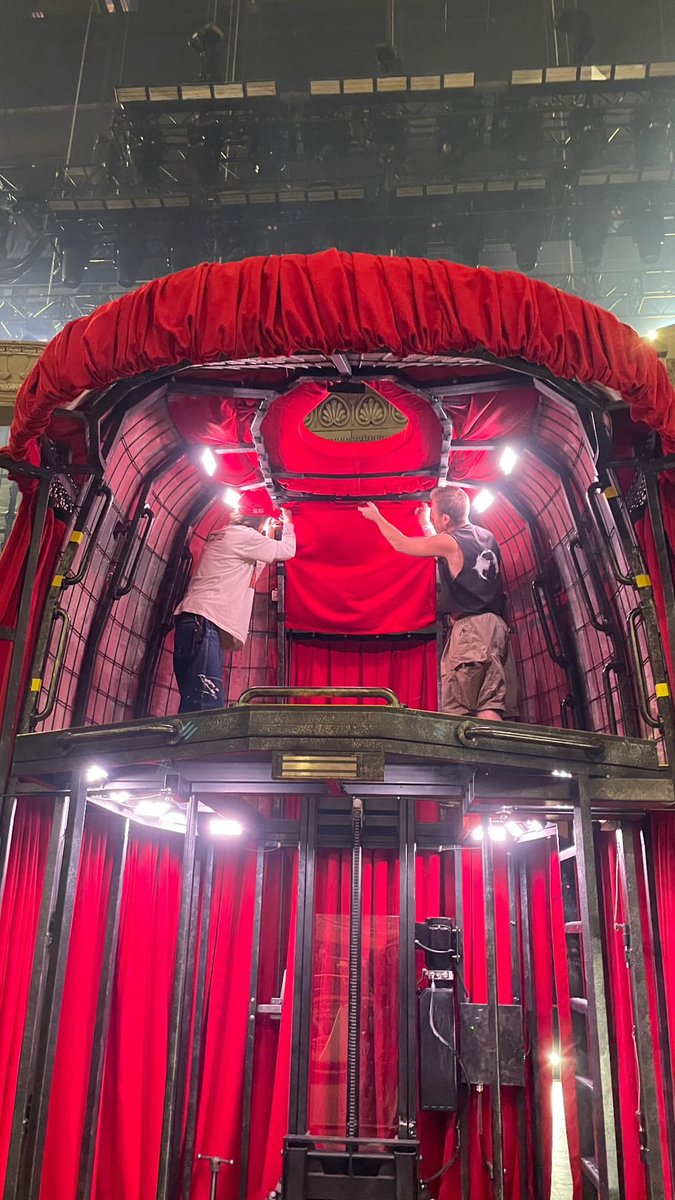 GagassipFrance's tweet photo. La robe de Lady Gaga pour la première partie de son concert à Coachella a nécessité plus de trois semaines de travail et une structure en bois, une cage en acier et plus de 270 mètres de tissu de rideau de théâtre ignifuge. 
Design: Samuel Lewis
Réalisation: Athena Lawton https://t.co/Cwtqj5AKAF
