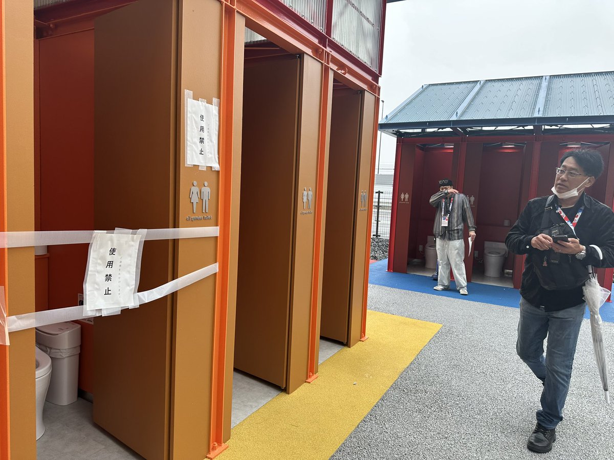 olimpicsoniisan's tweet photo. 【悲報】
大阪万博
例の有名なトイレ
初日午後イチで全部詰まって使えなくなる🙏 https://t.co/IJRd03FjMN