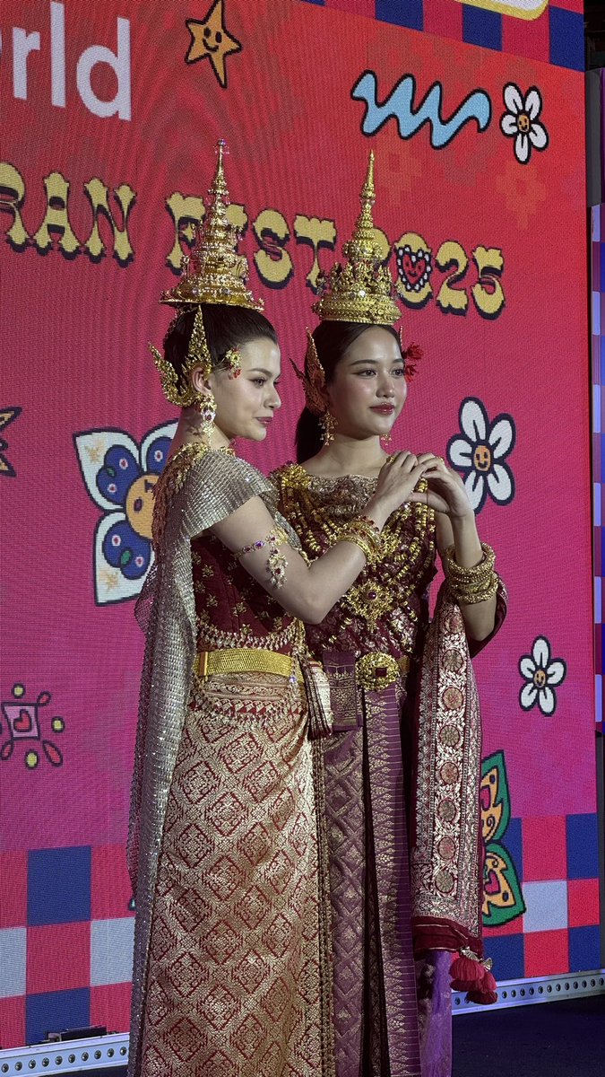 centralwOrld's tweet photo. Stunning Freen and Becky 🫶🏻

FREENBECK SONGKRAN CTW
#SongkranCTWxFB
#CTWSongkranFest2025 #centralwOrld #สงกรานต์เซ็นทรัลเวิลด์ #สงกรานต์เซ็นทรัล #สงกรานต์มหาบันเทิง2025 #สงกรานต์2568 #SongKran2025 
#ThailandSongkranFestival2025
#srchafreen #beckysangels‌ #FreenBecky https://t.co/PPlcinS4zj